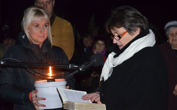 Fellobbant a dombóvári adventi koszorún az első gyertyaláng