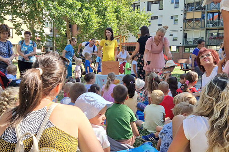 Hamupipőke előadás a Papírszínházban