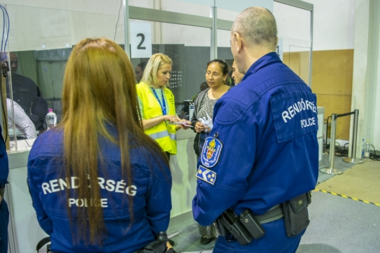 Több mint tizenháromezren érkeztek Magyarországra Ukrajnából pénteken