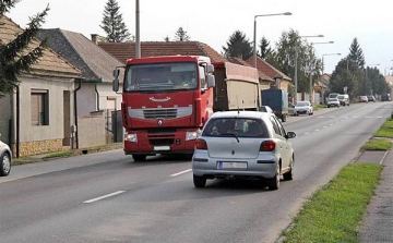 Aláírásokat gyűjtenek az elkerülő útért